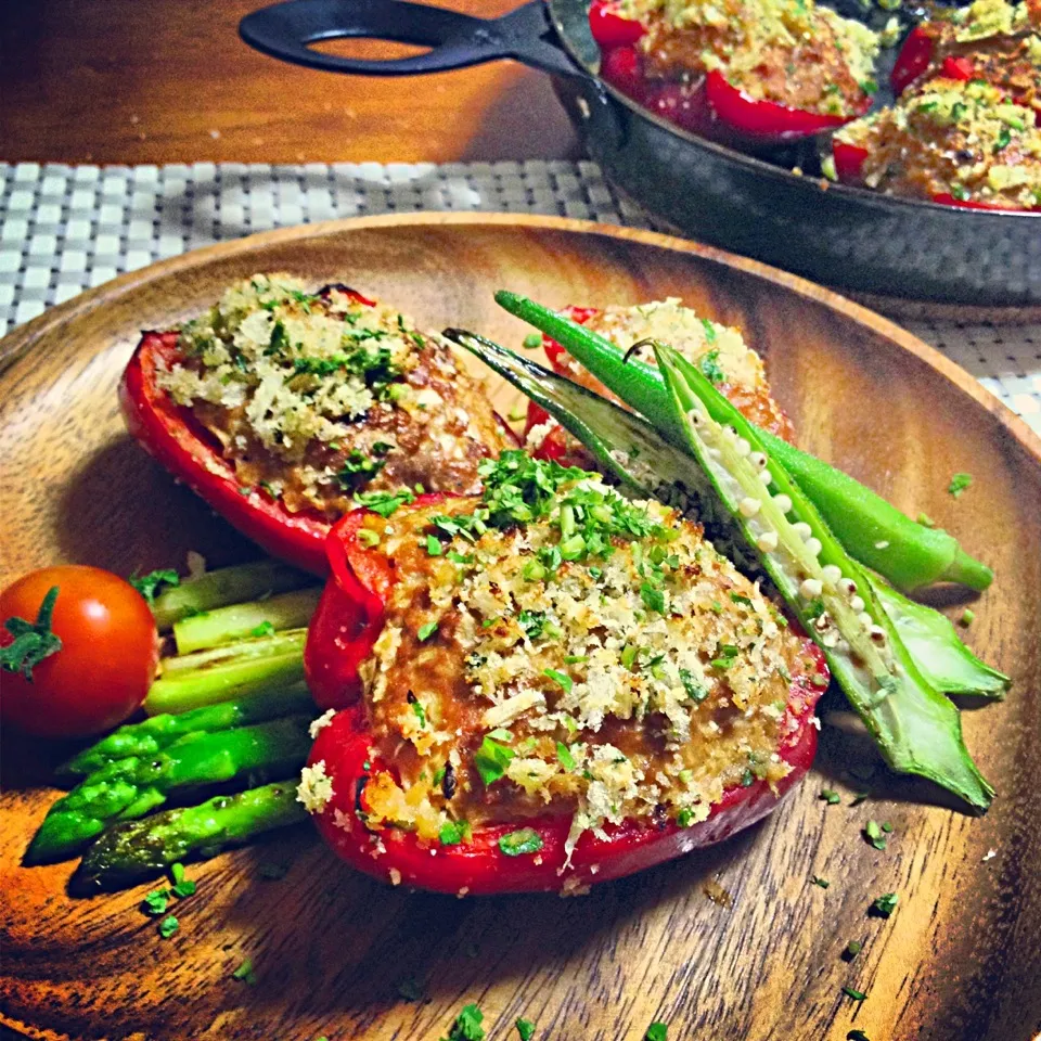 我が家産パプリカの肉詰め香草パン粉焼き Herb-crusted grilled meet-stuffed-paprika (from my garden)|まる(丸大豆)さん