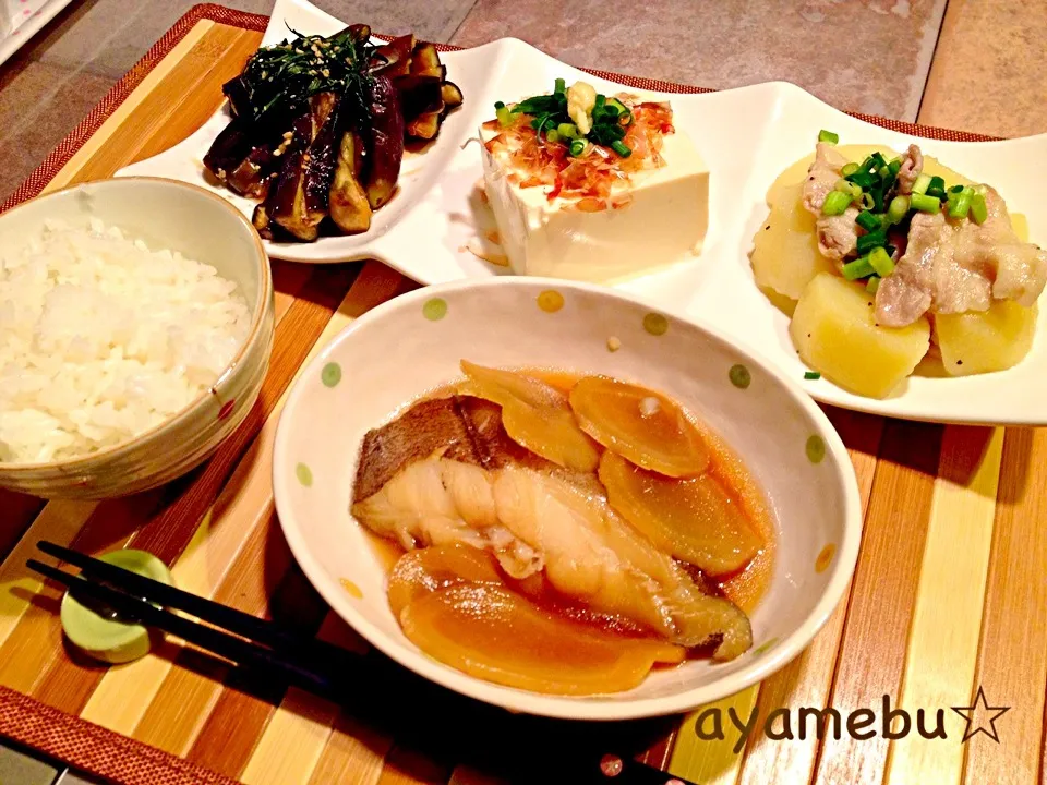 ☆晩ごはん〜カレイの煮付け、超爽やかトマト、冷奴、じゃがと豚バラ煮、白ごはん☆|あやめぶさん