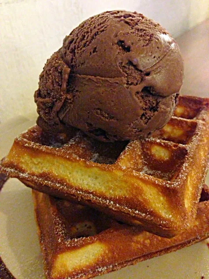 Snapdishの料理写真:waffles wif dark chocolate ice cream|hweeyhさん