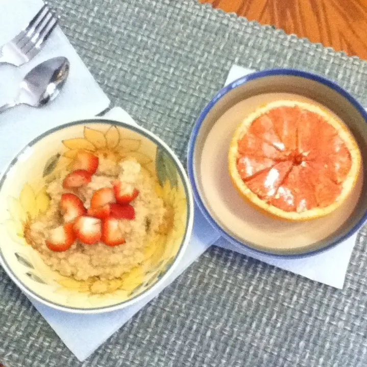 Snapdishの料理写真:Oatmeal & grapefruit|Sai linさん