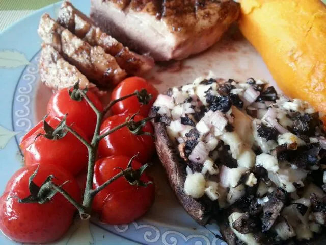 Grilled duck breast with sweet potato, grilled tomatoes and stuffed portobello / Gegrilde eendenborst met zoete aardappel, gegrilde tomaatjes en gevulde portobe|Frank&Jolanda - Eteninbeeldさん