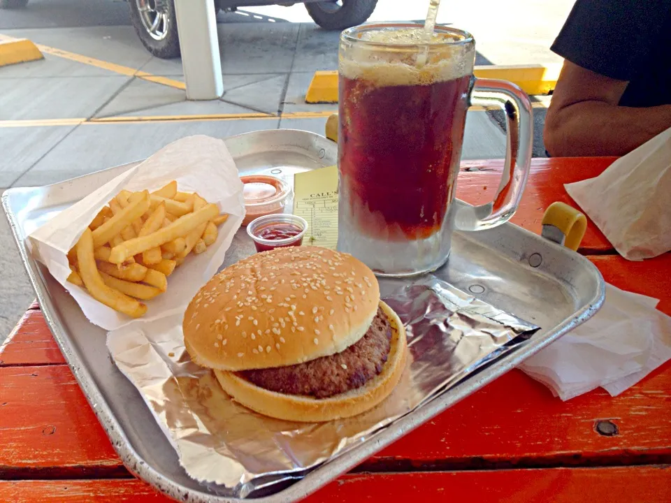 Burger, fries, and a root beer in a frosty mug. Perfection at a roadside drive-in.|Shawna Rowleyさん