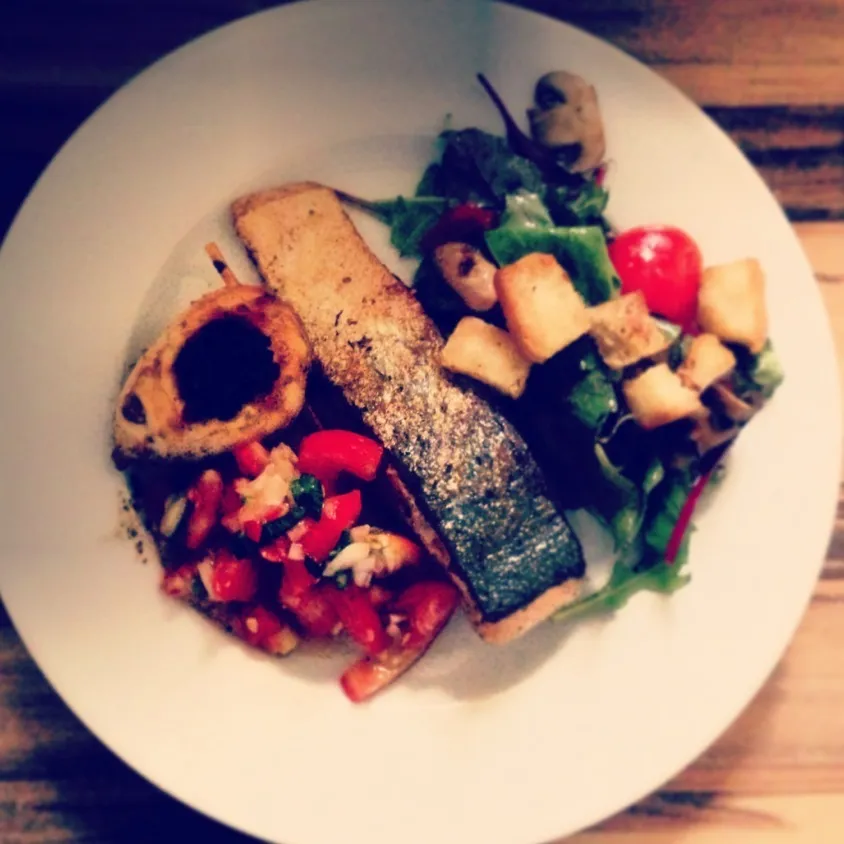 Lachs mit Tomatensalsa und Kalmar mit Mangoldsalat|carlos vollmerさん