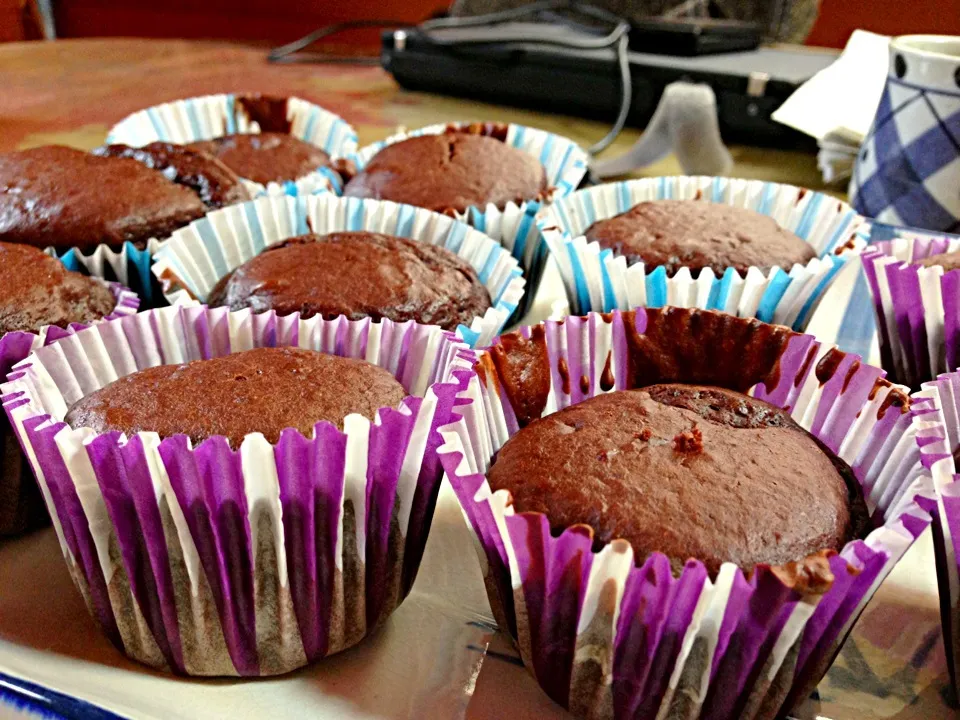 Chocolate cupcakes cooling|Kirsten Adachiさん