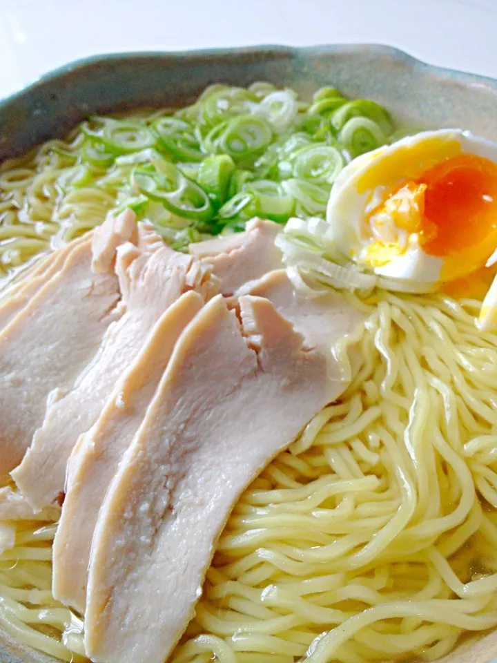 Snapdishの料理写真:ほたてだし、塩ラーメン！ほたてのエキスがたっぷり。|Tomyさん