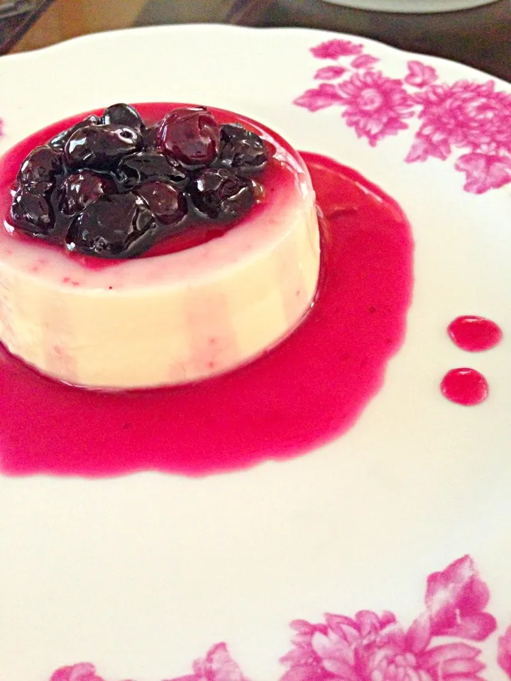 Panna cotta with blueberry coulis|angelinaさん