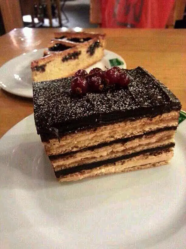 Name : opera cake and blueberry pie
where : Marche Restaurant, Jakarta
Price : 7 / 10
Taste : 5/10
Ambient 8 / 10|Jun Kiさん