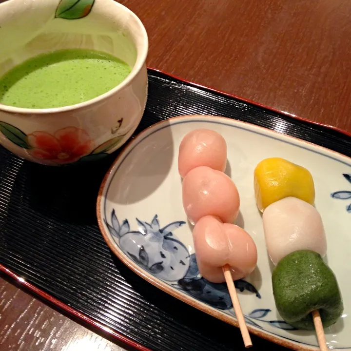 Snapdishの料理写真:さくら団子、三食団子とお抹茶|maysugarさん