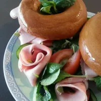 Mortadella bagel with a little salad / Bagel met salade en mortadella