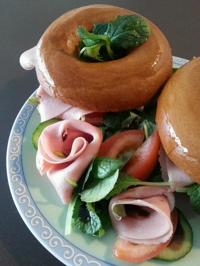 Mortadella bagel with a little salad / Bagel met salade en mortadella|Frank&Jolanda - Eteninbeeldさん