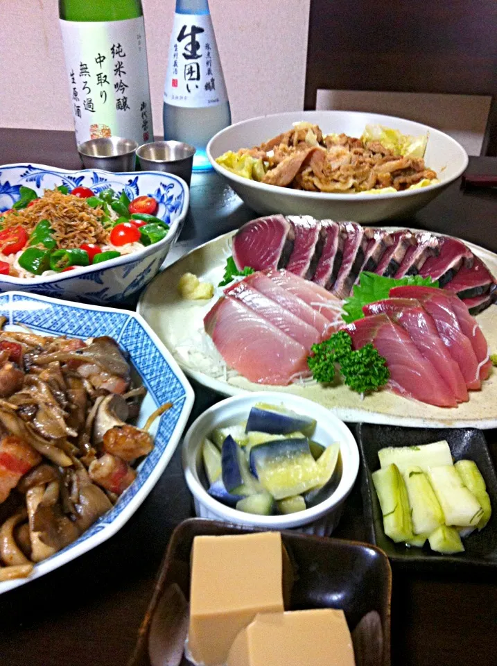 今日の家居酒屋、作り過ぎ(￣◇￣;)   創味食品の焼肉のタレで漬け込んだ豚肉とキャベツの蒸し焼き、五種のキノコのソテー、ちりめんじゃことトマトとししとうの素麺カッペリーニ風など|ままぞうさん