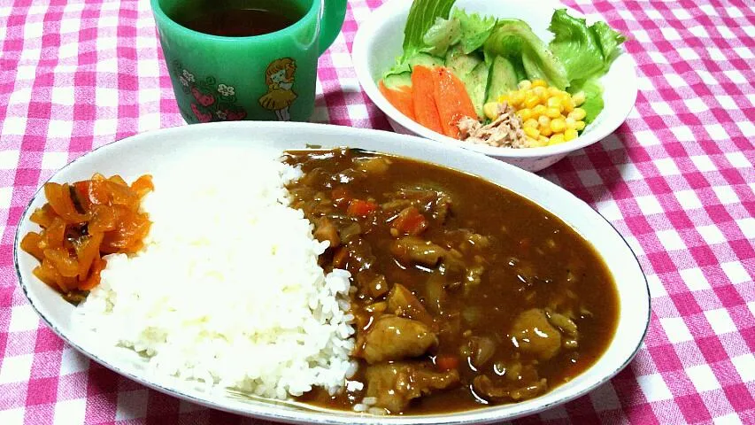 カレーライス(牛すじ･玉葱･人参･舞茸･にんにく･新生姜)、サラダ(レタス･きゅうり･フルーツ人参･ツナ･コーン)|まあるさん