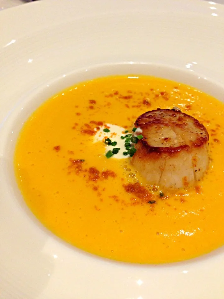 Snapdishの料理写真:pumpkin soup with fresh Hokkaido scallop!|hweeyhさん