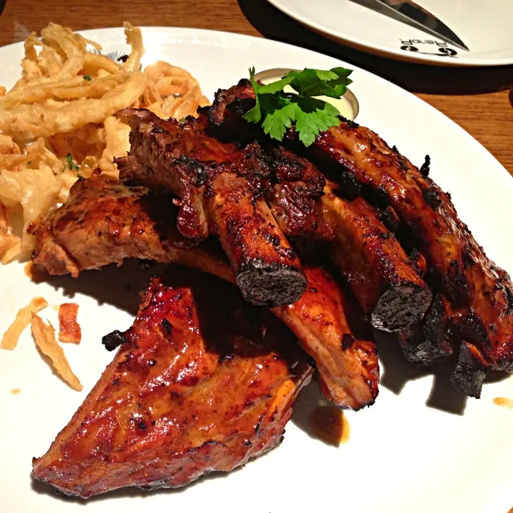 Combo of pork, beef and lamb ribs with onion rings|Karen Yongさん