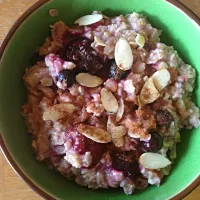 Stovetop oatmeal with berries, sliced almonds and cinnamon|Angela Pattersonさん