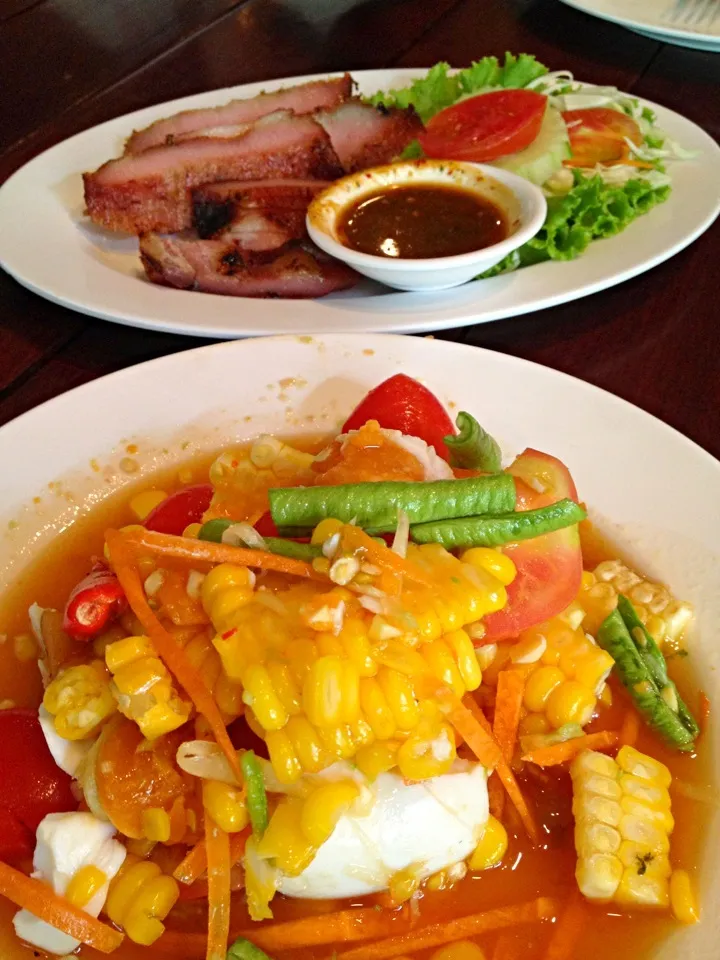 Snapdishの料理写真:ส้มตำข้าวโพด sweet corn som-tum  อร่อยกลมกล่อม|miyummyさん