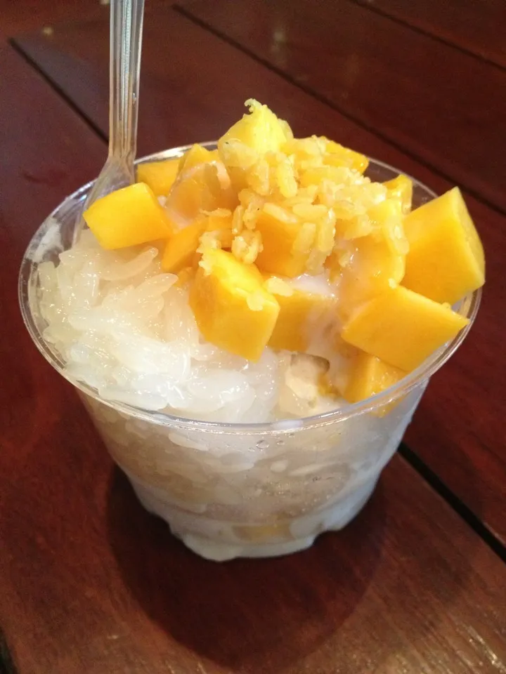 Coconut ice cream with sticky rice and mango ไอติมกะทิข้าวเหนียวมะม่วง(บางคล้า)หวานฉ่ำ|miyummyさん