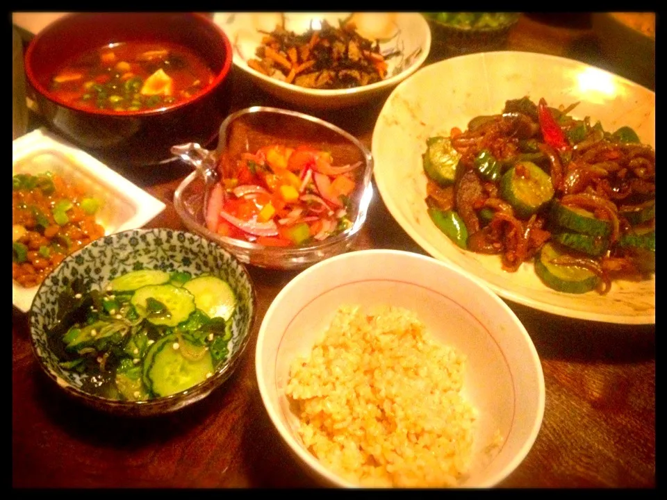 夏野菜と豚バラ肉の味噌炒めと鹿尾菜の煮物とトマトサラダと胡瓜の酢の物と赤出汁のお味噌汁と納豆と玄米|トキロックさん