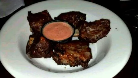 Pig Wings! Short ribs cooked like chicken wings. Siracha Ranch sauce for dipping.|Taterさん