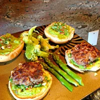 Lean beef guacamole burgers with cucumber, basil, tomato salsa, caramelized onions and sides of broccoli and asparagus|krista parkerさん