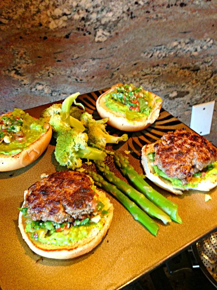 Lean beef guacamole burgers with cucumber, basil, tomato salsa, caramelized onions and sides of broccoli and asparagus|krista parkerさん