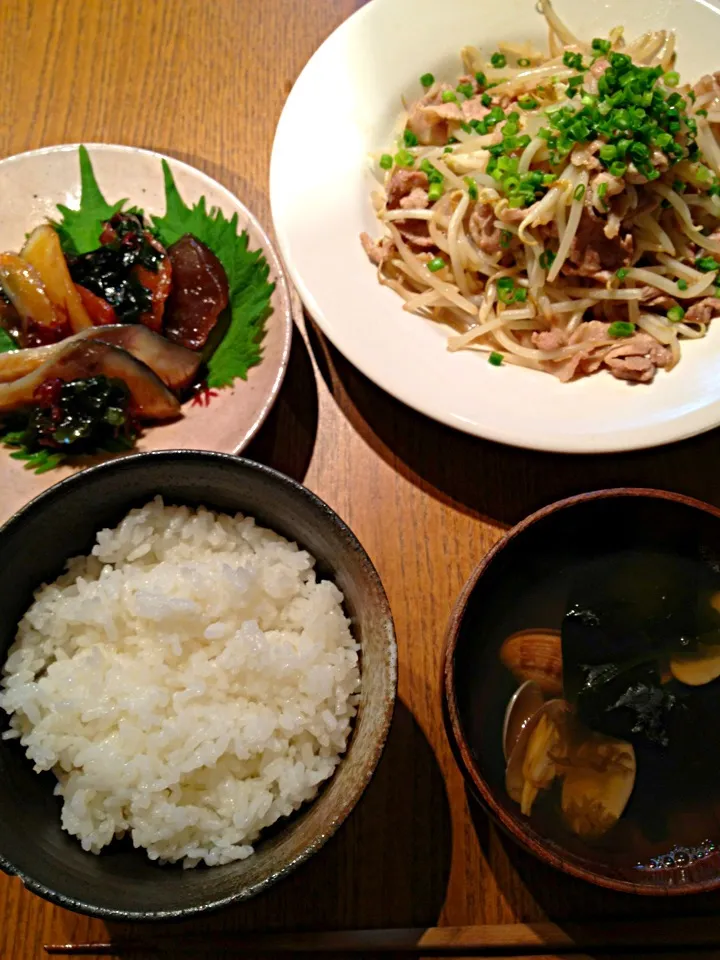 朝食。豚肉ともやしの炒め物＆余った刺身のヅケ|プラムてつ。さん