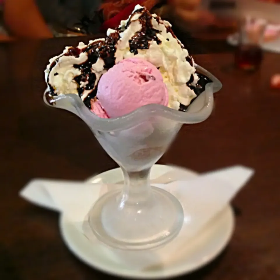 Strawberry icecream with whipped chocolate cream|Harrisさん