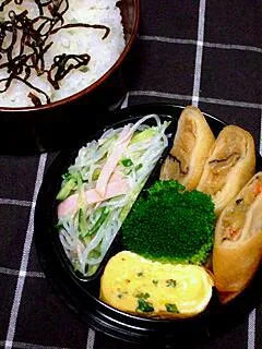 お弁当（塩昆布のせご飯、春雨サラダ、ねぎ入り卵焼き、ブロッコリー）|すーさん