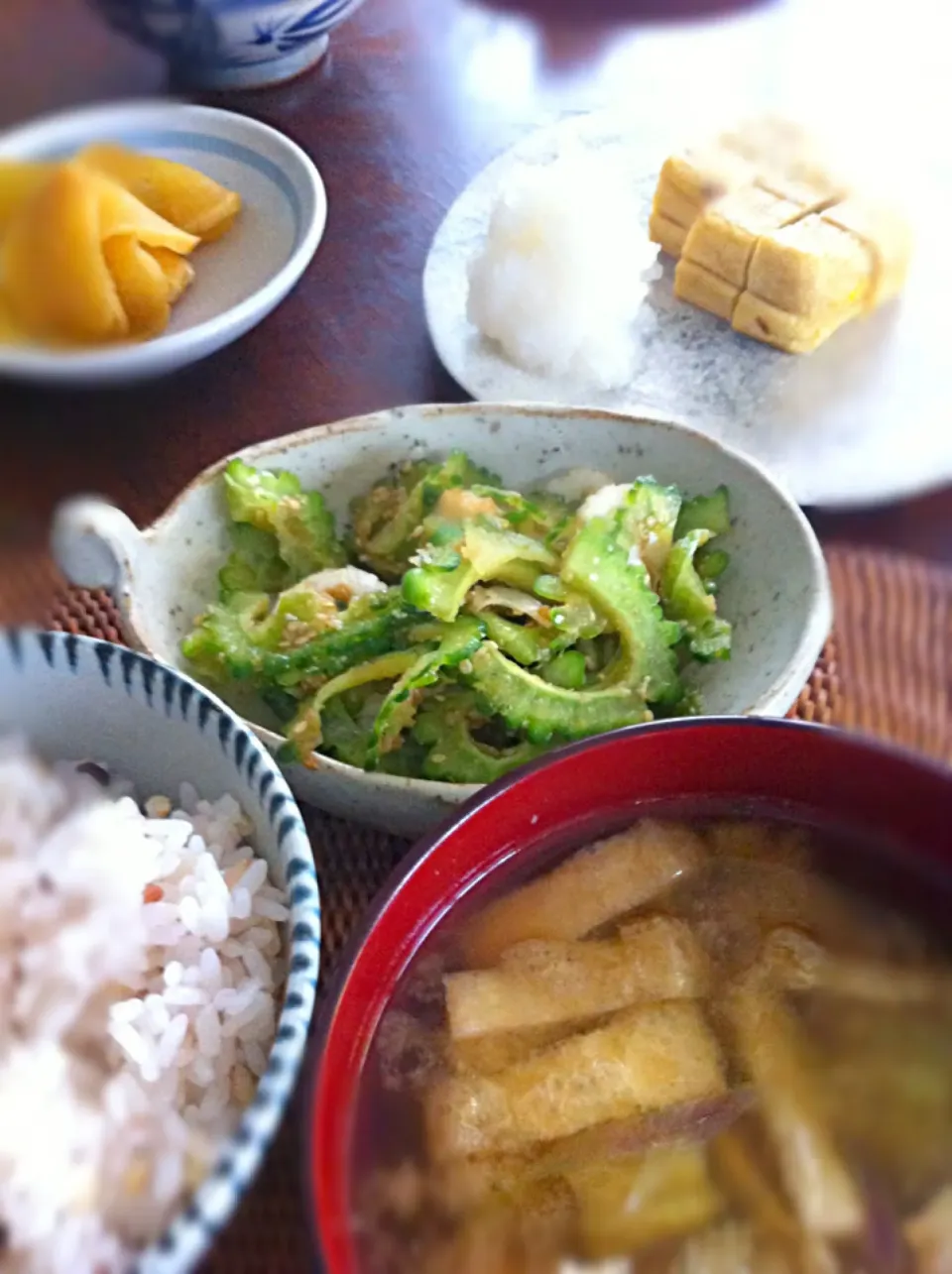 久しぶりに朝ごはんをつくる。厚焼き卵、ゴーヤの酢の物、焼き茄子の味噌汁|板坂智夫さん