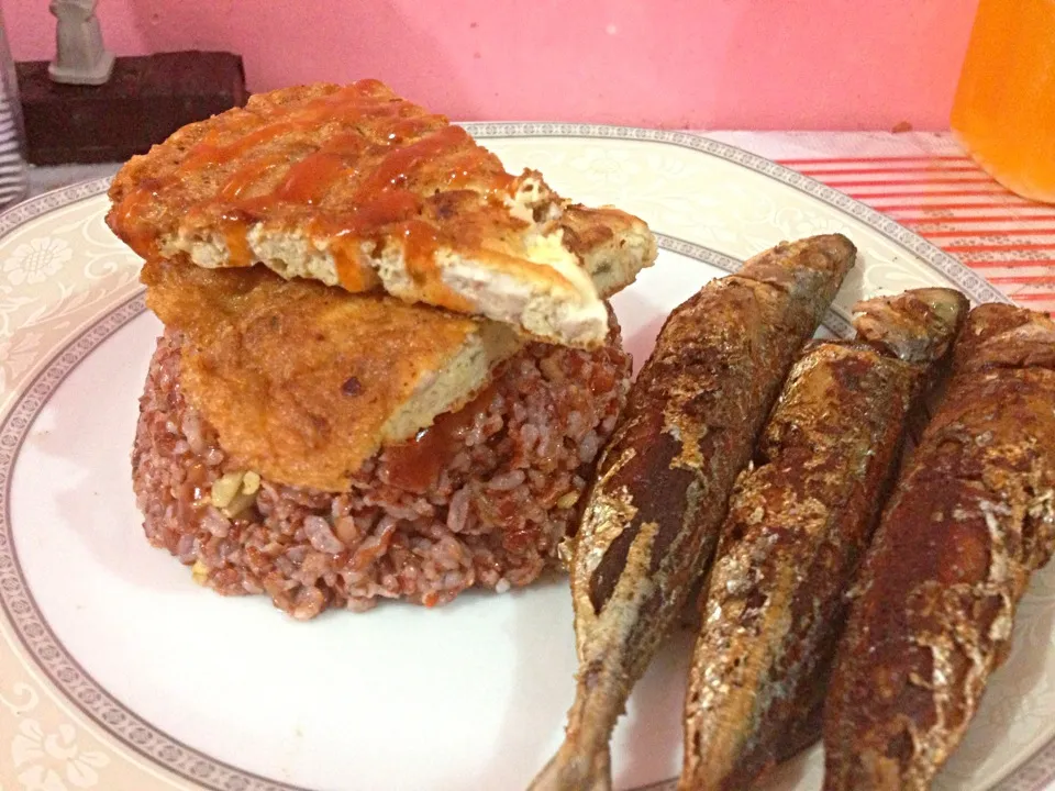 Tortang utak ng baboy, galunggong at fried red rice|Jhon Barican Bundaさん