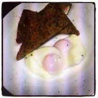 Snapdishの料理写真:Poached egg on toasts|warittha pさん