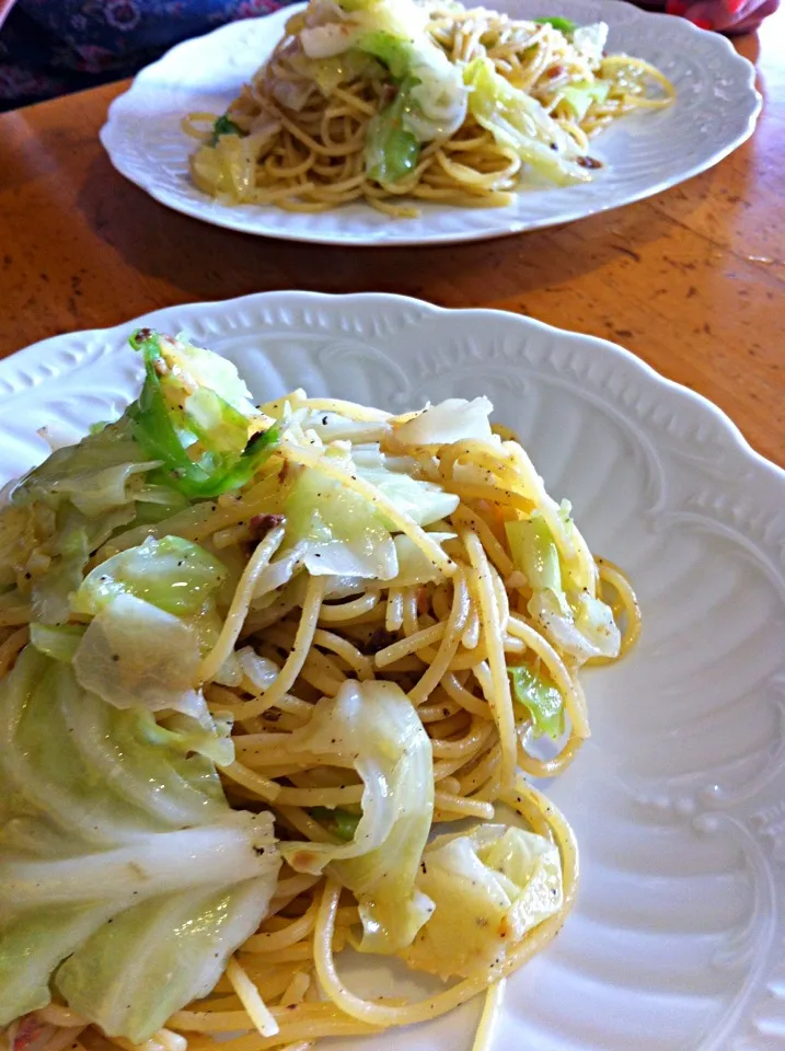 休みの日には家内のリクエストでアンチョビキャベツのスパゲッティーニです|Chef 中川浩行さん