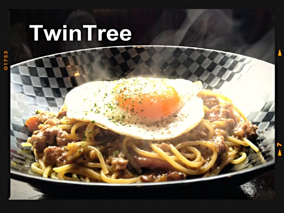 賄いパスタ！カレーミートの目玉のせ😋|TwinTreeさん