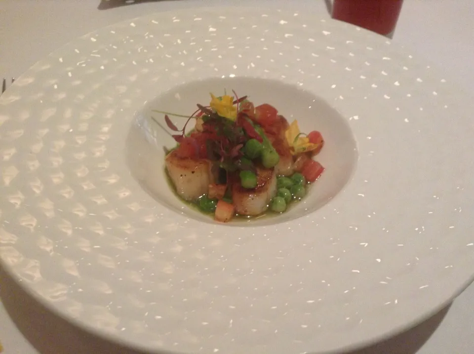 Scallops with peas and diced tomatoes|giacomo liさん