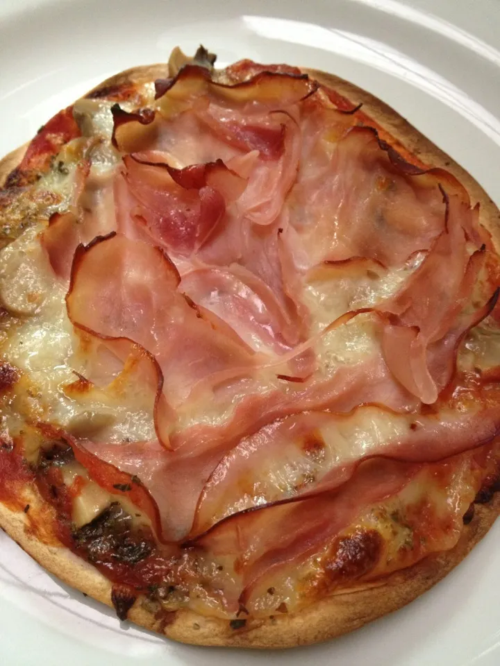 Smoked ham, mozarela and mushroom pizza on flour tortilla|Gabriela Alvarezさん