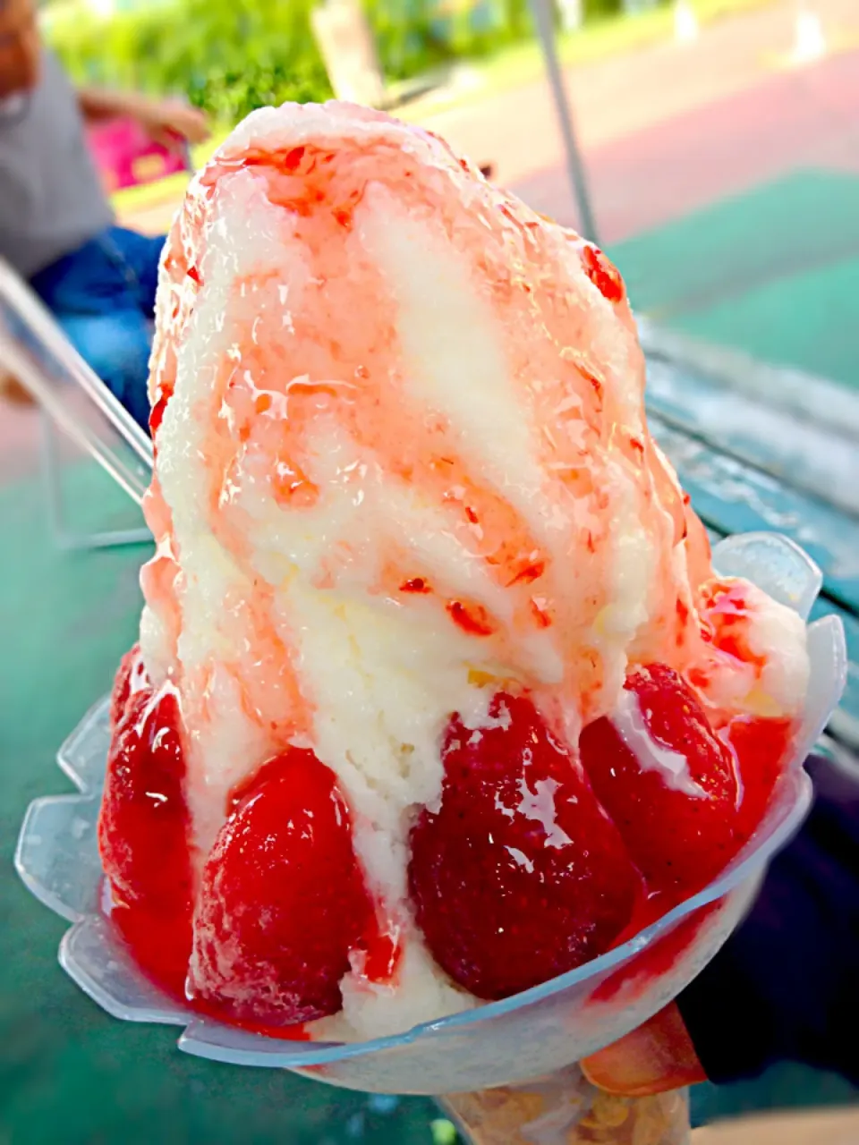 Shaved ice flavored with strawberry & milk syrup🍓🍓🍓ふわふわイチゴ練乳かき氷☆|Minia♥️さん