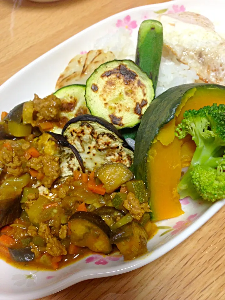 野菜たくさんキーマカレー目玉焼きのせ❤|七海さん