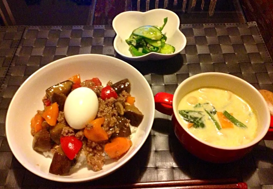 茄子とパプリカの挽肉生姜丼☆豆乳味噌スープ|いずみさん