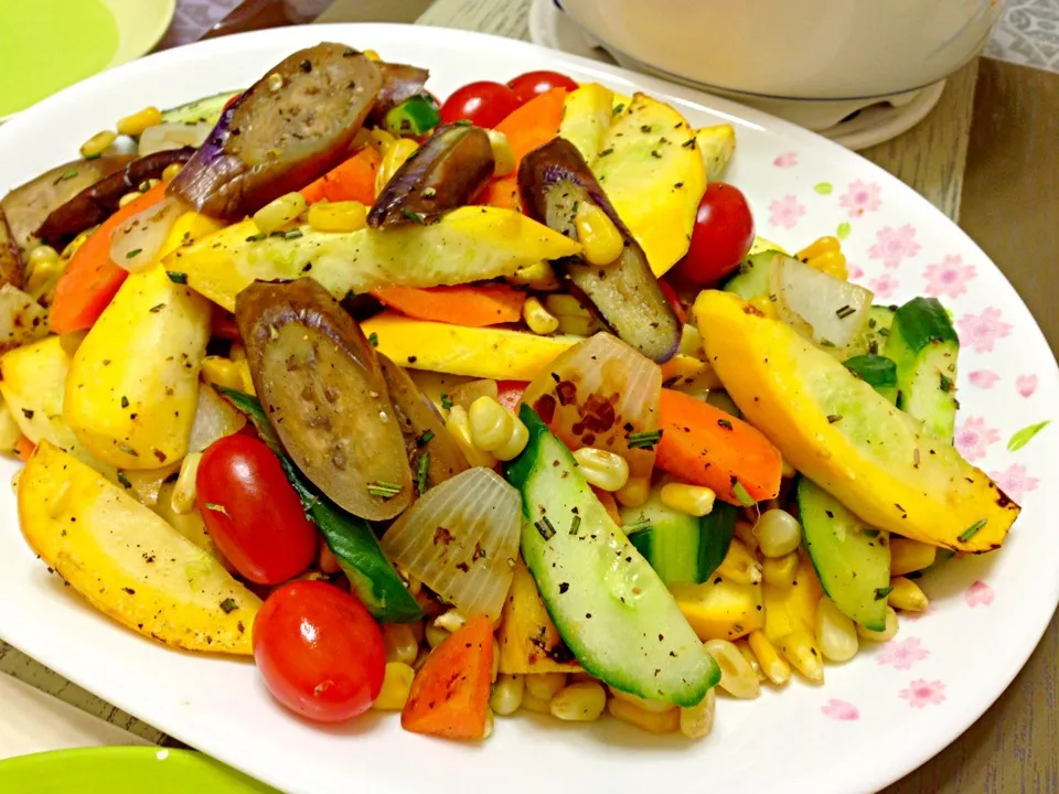 Dinner: Fried mixed vegetables with rosemary and black pepper 🍆🍅🌽|PeonyYanさん