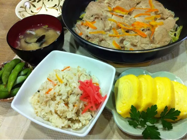 五目炊き込みご飯・豚肉と白菜キノコ酒蒸し・だし巻き卵・枝豆・しじみ味噌汁|まーままさん