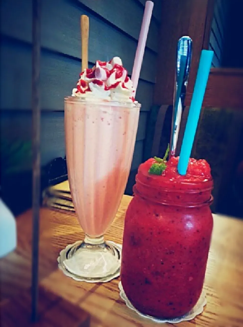 strawberry & marshmallow milkshake + very berry smoothie|Cloudy Gさん