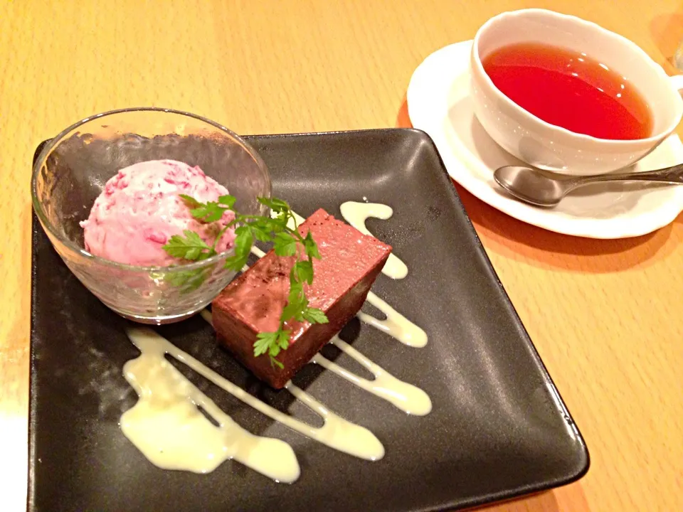 Snapdishの料理写真:プチデザート (自家製アイス🍨 と チョコレートムース🍫)  と 紅茶☕|こいちさん