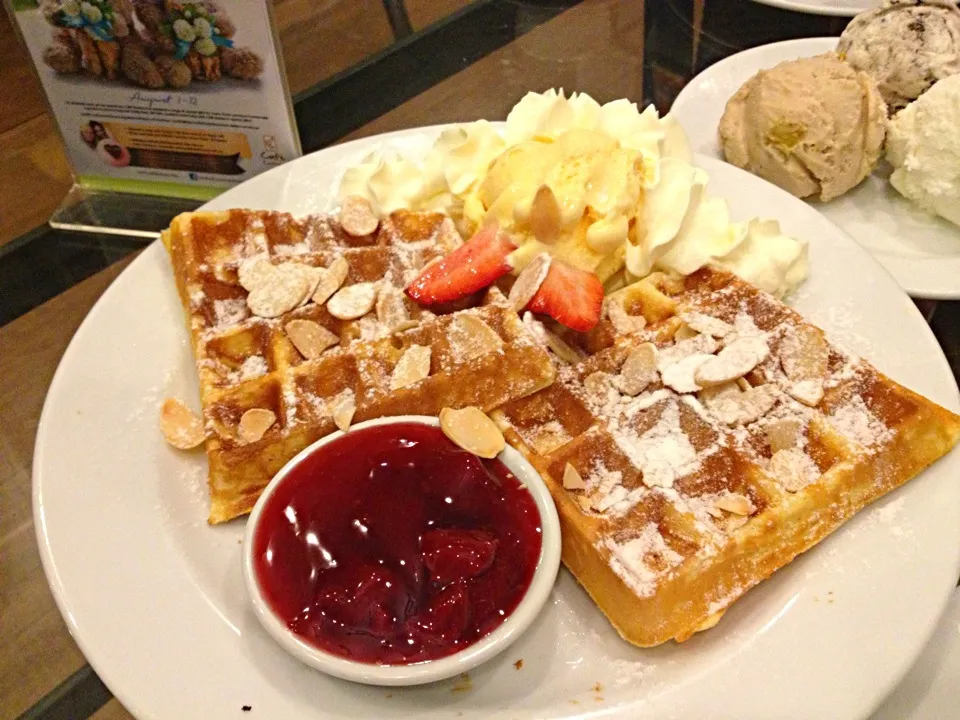 Strawberry Waffle at Kantary Bakery Chiangmai|Owfu B.さん