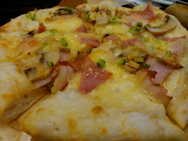 white sauce, mozzarella , cheddar, bacon and mushroom pizza|Michelle Ann Elazeguiさん