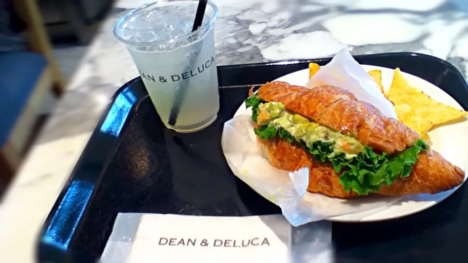 DEAN&DELUCA♥アボガドシュリンプサンド&ジンジャエール|KFさん