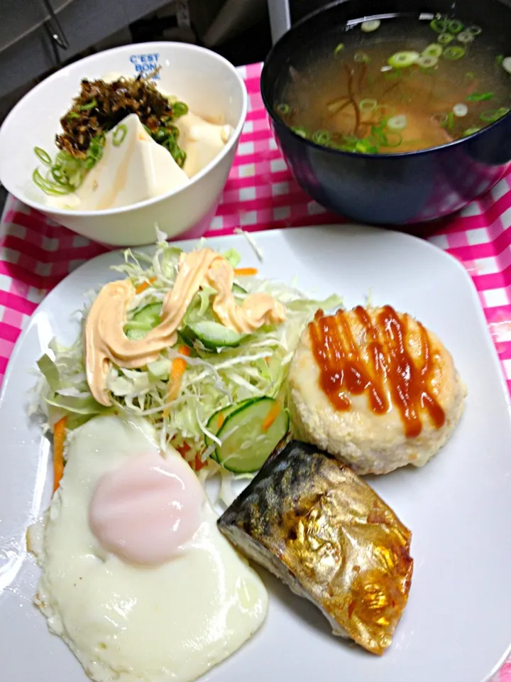 チーズインハンバーグと塩鯖。もずくとイカの味噌汁が美味しいヨ|ハルさん