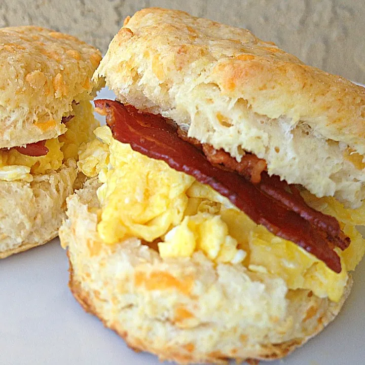 Bacon egg and cheese biscuit sandwich|lindsay robesonさん