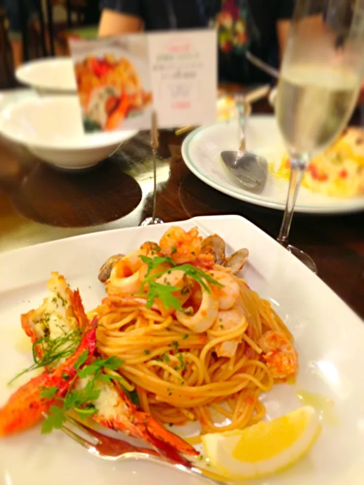 魚介のトマトソーススパゲッティ オマール海老の香草焼き添え。泡ワイン！|naoさん