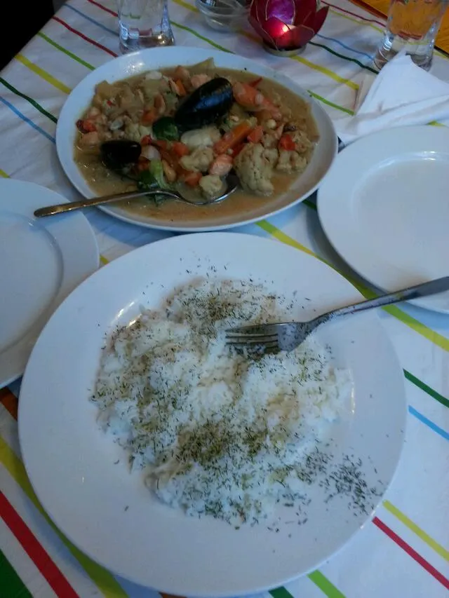 Hot and Spicy Maltese Seafood with almonds and veggies, served with rice.|Sophia Wijnenさん