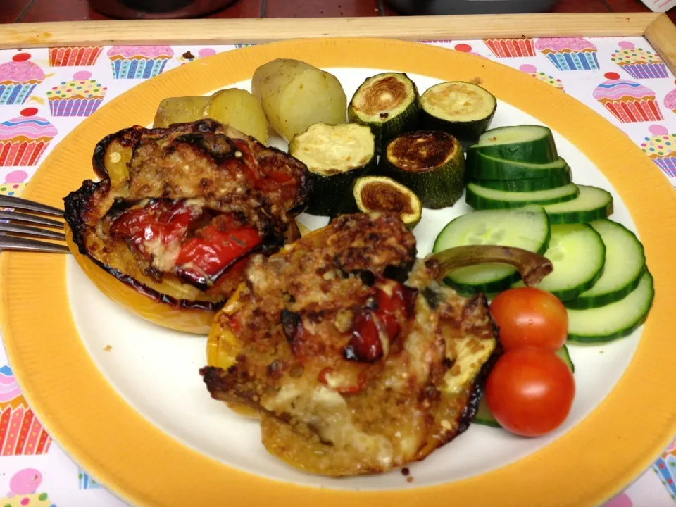 Stuffed pepper with roast courgettes, potatoes and cucumber|Alan (Fred) Pipesさん